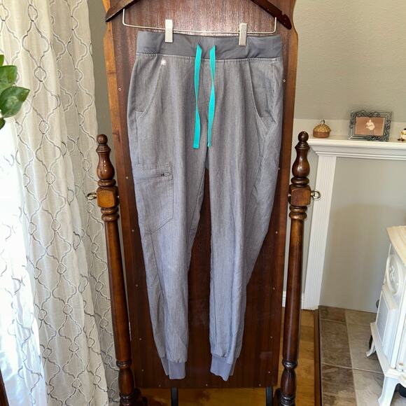 Figs size XS Carolina scrub top and joggers gray scrubs - Picture 6 of 9